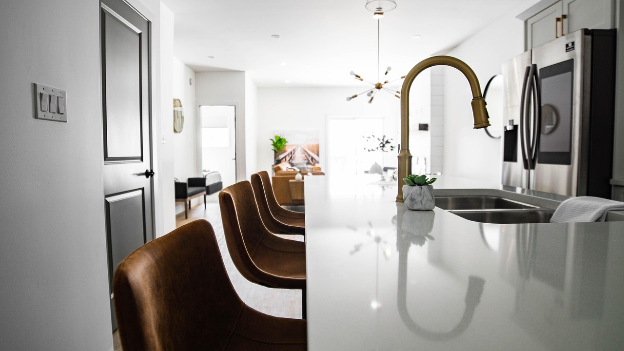 Quartz vs Granite Countertops: Which Is Better for Your Kitchen Remodel?